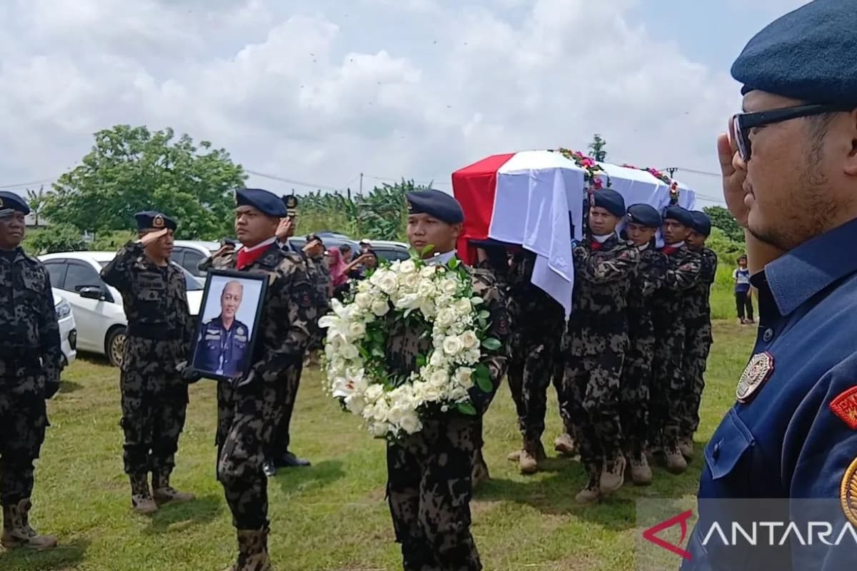 Suasana Haru Iringi Pemakaman Pilot ATR 42-500 Capt Andy Dahananto di Tigaraksa